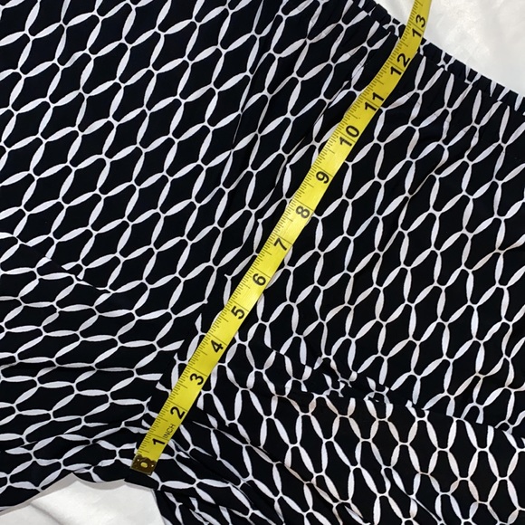 Susan Graver Black and White Geometric Capris - Picture 5 of 8